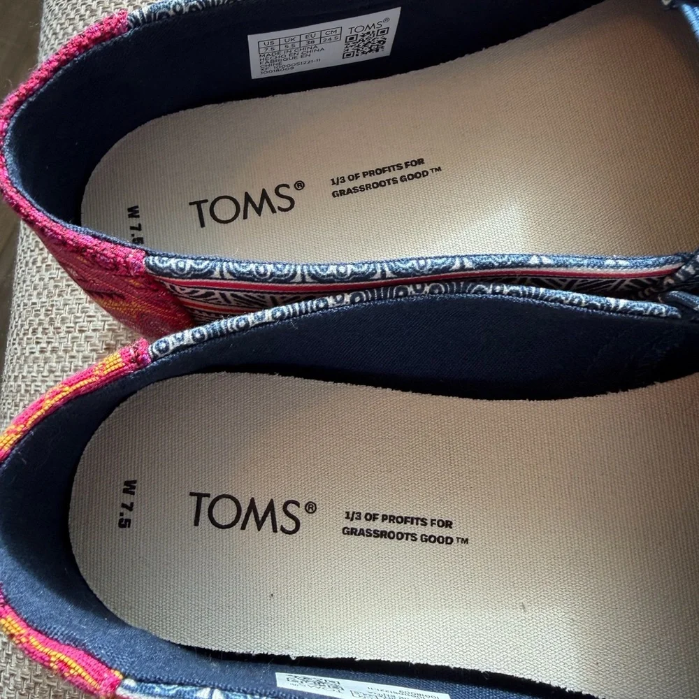 NWT TOMS Women’s Alpargata indigo Floral Hmong print Shoes Sz 7.5 - Picture 3 of 10